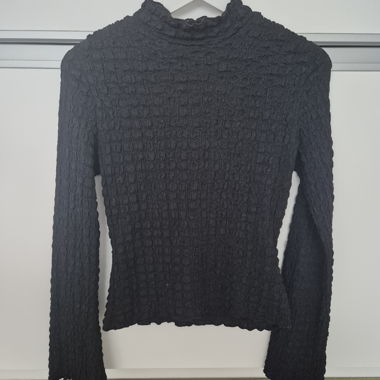 Maglione nero strutturato