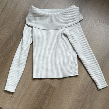 Maglione a spalle scoperte a coste