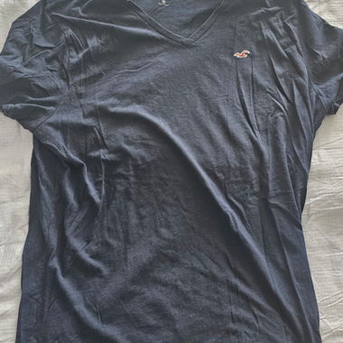 T-shirt Hollister con scollo a V