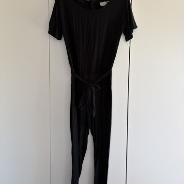 Schwarzer Jumpsuit