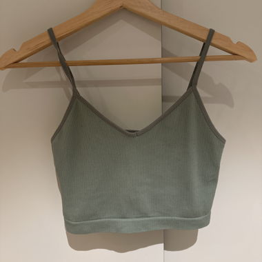 Top corto verde con bretelline