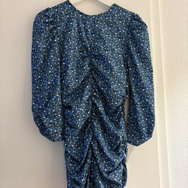 Short ruched dress with blue flowers