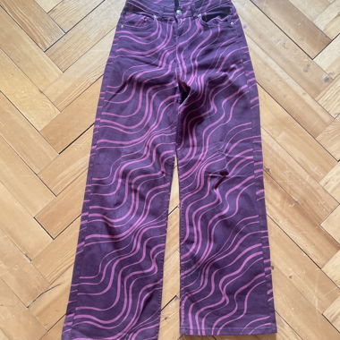 Lilac trousers with pink zebra wave pattern