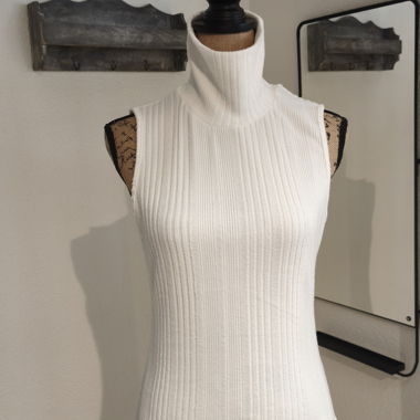 Weisses Ripp-Tanktop mit Rollkragen