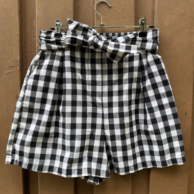 Karierte Shorts mit Bindeguertel