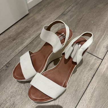 Weisse Plateausandalen