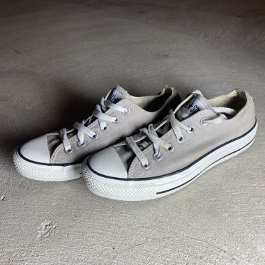 Scarpe da ginnastica Converse grigie #Converse #GreyTrainers