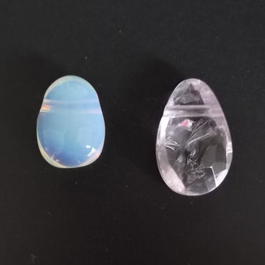 2 pendentifs décoratifs en pierre précieuse
