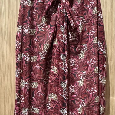Jane Wood bordeauxes Blumen-Maxikleid mit Rüschenärmeln