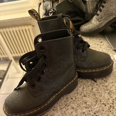 Dr. Martens Glitzerig Waldgrün