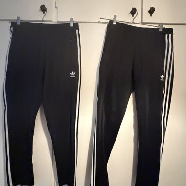 2 schwarze Adidas-Hosen