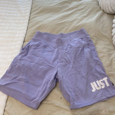 Shorts sweat violets avec impression JUST CHILL.