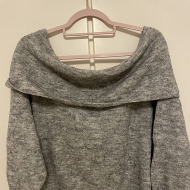 Off-shoulder Pullover