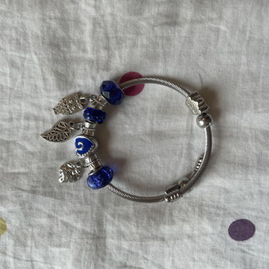Bracciale con charm blu e argento