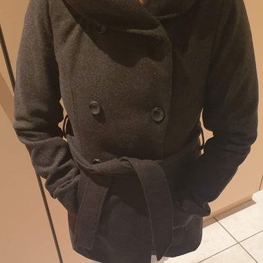 Manteau court noir à capuche