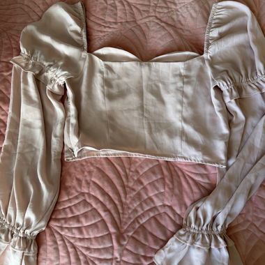 Beige cropped top with puff sleeves