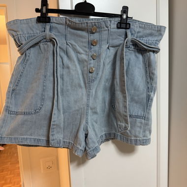 Blaue Shorts