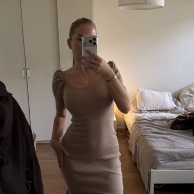 Ribbed beige knit dress