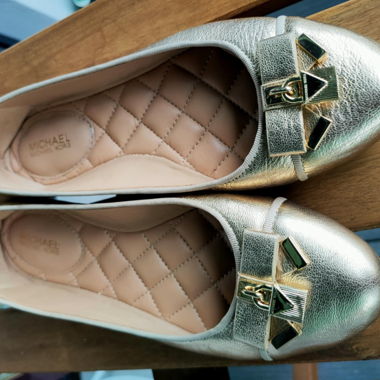 Goldene Ballerinas von Michael Kors