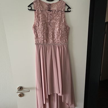 Abito in pizzo rosa con scialle