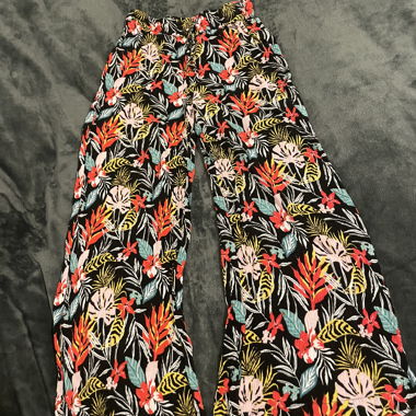 comfortable summer trousers, adapts to the figure