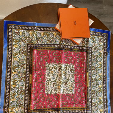 Foulard Hermès quasi neuf et sa boite d'origine