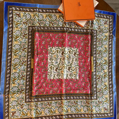 Foulard Hermès quasi neuf et sa boite d'origine