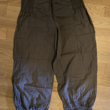 Graue 3/4 Sommerhose aus leichter Baumwolle