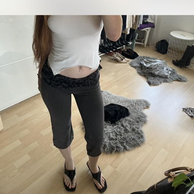 Schwarze und graue Caprihose
