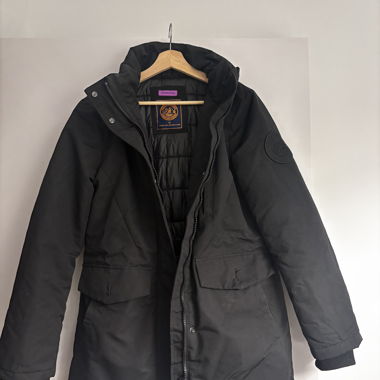 Schwarzer Winterparka