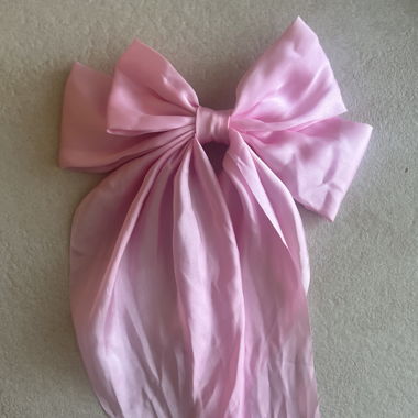 Accessoire de nœud en satin rose
