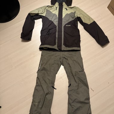 Volcom ski suit