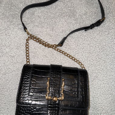 Kleine schwarze Handtasche mit Krokodilleder‑Effekt