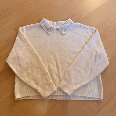 Maglione bianco con collo decorato