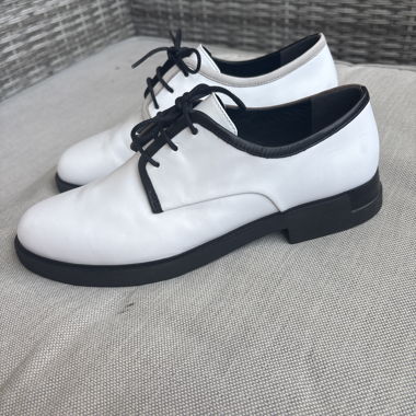 Chaussures élégantes blanches et noires