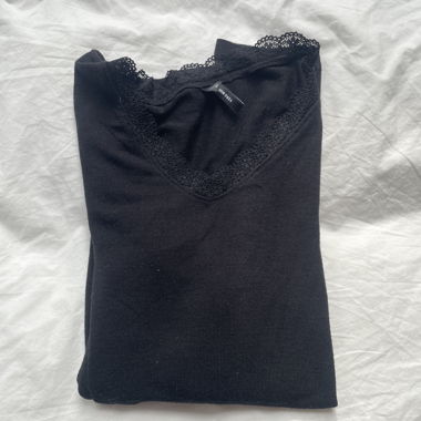 Schwarzes Langarm-Top mit Spitze
