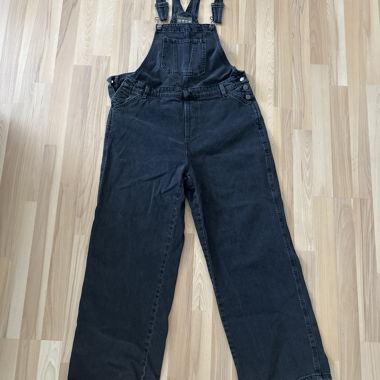 Dunkle Jeans-Latzhose