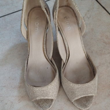 Chaussures doré très jolie 