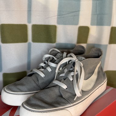 Graue Nike Mid Sneakers