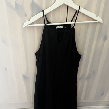 Schwarzes Kleid mit Band an Taille 