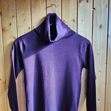 Maglione lungo a collo alto viola