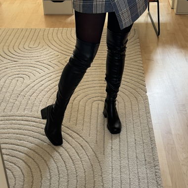 Black overknee boots