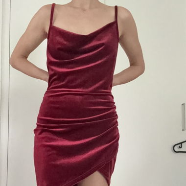 Kurzes Kleid aus rotem Samt