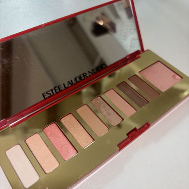 Una palette di ombretti con tonalità nude