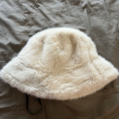 Chapeau en fourrure beige