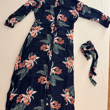 Abito lungo camicia con stampa floreale e nastro da annodare