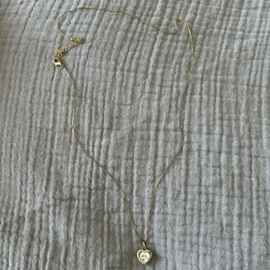 Collana dorata con ciondolo a forma di cuore