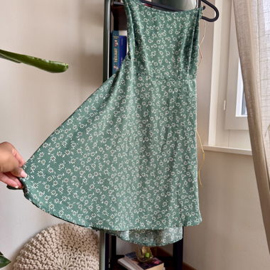 Grünes, blumiges Kleid