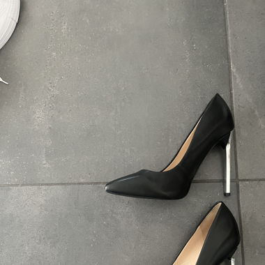 Escarpins Guess noirs avec talons argentés 