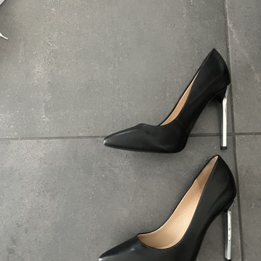 Escarpins Guess noirs avec talons argentés 